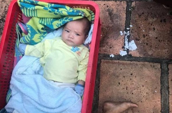 Վիետնամում նորածին եղբոր հետ միայնակ մնացած տղան հրաժարվել է լքել փոքրիկին