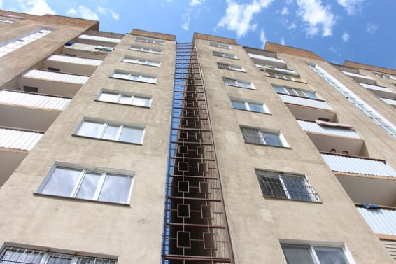 Жильцы накренившегося дома в 