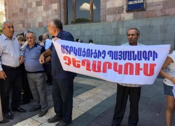 Ստորացուցիչ պայմանագրի չեղարկում. Նաիրիտցիները կրկին կառավարության շենքի մոտ են