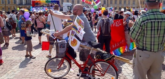Полиция Финляндии впервые принимает участие в гей-параде Helsinki Pride в форменной одежде