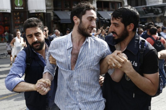 Video. Ստամբուլում ձերբակալվել է գեյ-շքերթի 44 մասնակից