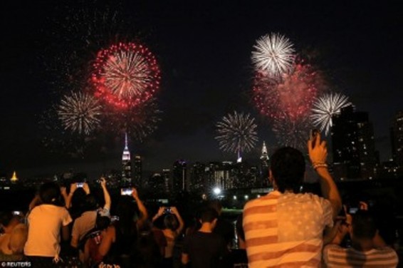 ԱՄՆ-ում գեղեցիկ հրավառությամբ նշել են անկախության 241-ամյակը