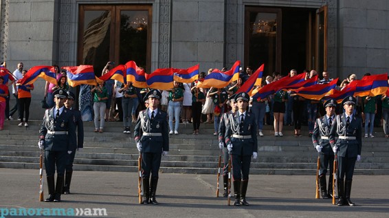 Մեկնարկել է ՀՀ սահմանդրության և ՀՀ պետական խորհրդանշաններին նվիրված տոնական քայլերթը