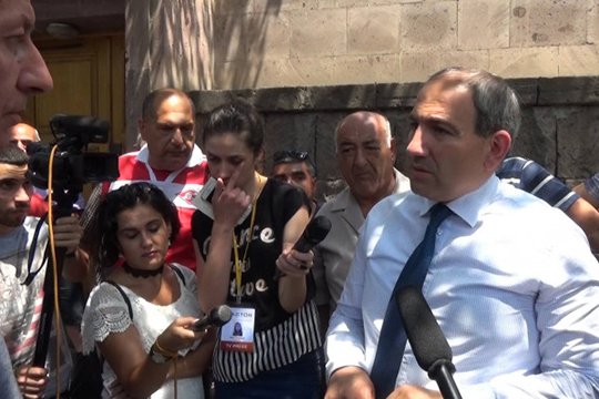 Եթե բժիշկը ես եմ` թույլ տվեք անալիզները վերցնեմ, որ հասկանամ՝ ինչ անել. Փաշինյանը՝ տաքսու վարորդներին