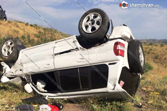 Գեղարդի ճանապարհին Mitsubishi Pajero 20 մետր գլխիվայր շրջվել ու հայտնվել է դաշտում