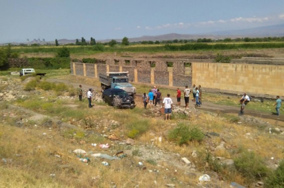 Երևան-Արմավիր ճանապարհին ավտոմեքենան դուրս է եկել երթևեկելի հատվածից և գլորվել ցած, վարորդը հոսպիտալացվել է
