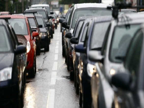 В Лондоне неизвестные на мопедах ограбили стоящий в пробке автомобиль