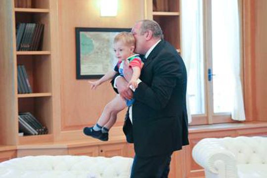 Վրաստանի նախագահը երկու տարեկան որդու հետ իր պաշտոնավայրում