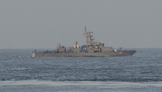 ВМС США открыли предупредительную стрельбу по иранским катерам