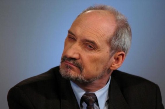 Министр обороны Польши заявил, что Германия должна ей военные репарации