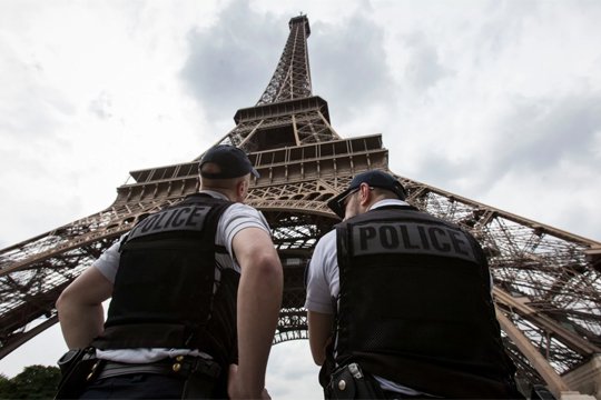 Էյֆելյան աշտարակի պահակների վրա հարձակված տղամարդը ցանկացել է ահաբեկչություն իրականացնել. AFP