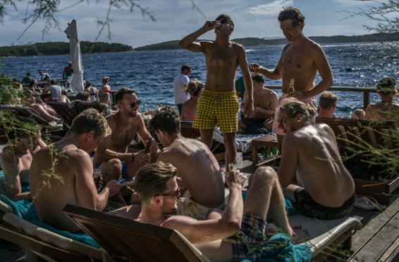 500-700 եվրո. Խորվաթիայի կղզիներից մեկում զբոսաշրջիկները կտուգանվեն հասարակական կարգը խախտելու համար