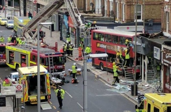 Լոնդոնում երկհարկանի ավտոբուսը մխրճվել է խանութի մեջ