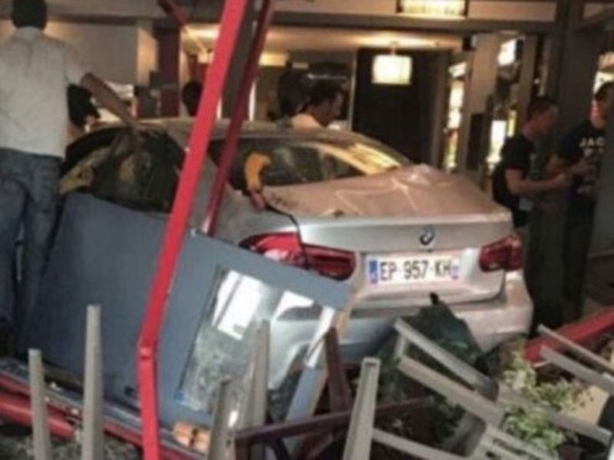 Փարիզի մերձակայքում սրճարան մխրճված ավտոմեքենայի վարորդը հայտնել է, որ իր մոտ զենք է եղել