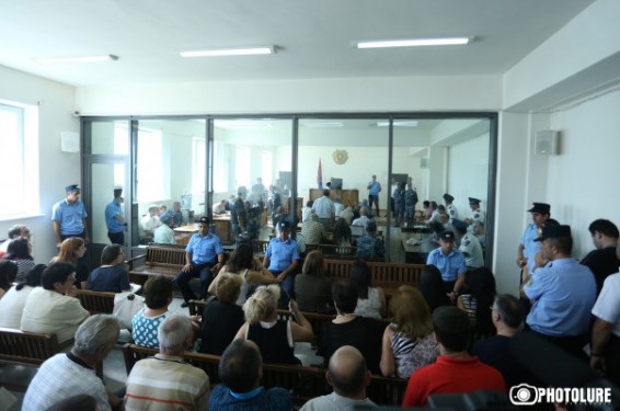 Պաշտպանը պահանջում է կասեցնել ՊՊԾ գունդը զավթելու մեջ մեղադրվողներից 14-ի գործով վարույթն ու դիմել Սահմանադրական դատարան. նիստը հետաձգվեց