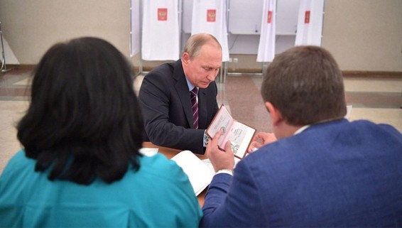 Фото страниц паспорта Путина выложили в Сеть
